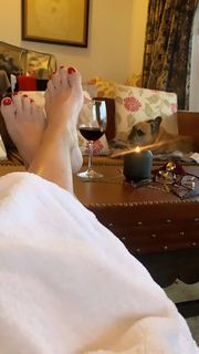 Nicky Whelan feet photo thumbnail