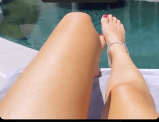 Nicky Whelan feet photo thumbnail