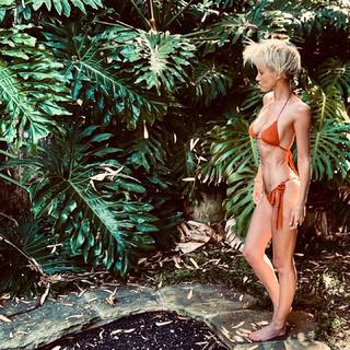 Nicky Whelan feet photo thumbnail
