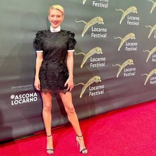 Nicky Whelan feet photo thumbnail