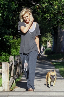 Nicky Whelan feet photo thumbnail