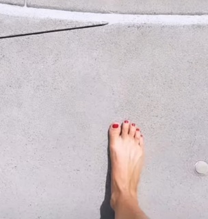 Nicky Whelan feet photo thumbnail