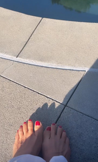 Nicky Whelan feet photo thumbnail