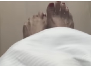 Nicky Whelan feet photo thumbnail