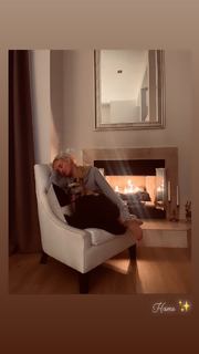 Nicky Whelan feet photo thumbnail