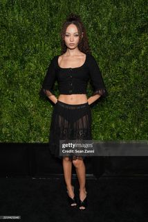 Nico Parker feet photo thumbnail