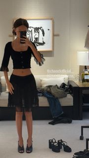 Nico Parker feet photo thumbnail