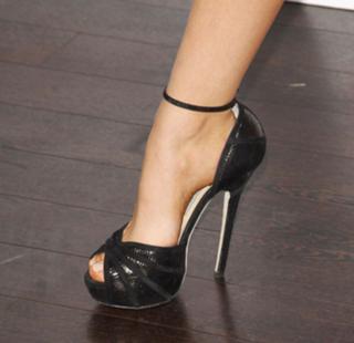 Nicola Peltz Beckham feet photo thumbnail