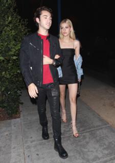 Nicola Peltz Beckham feet photo thumbnail