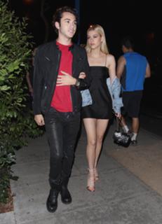 Nicola Peltz Beckham feet photo thumbnail