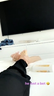 Nicola Peltz Beckham feet photo thumbnail