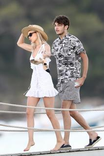 Nicola Peltz Beckham feet photo thumbnail