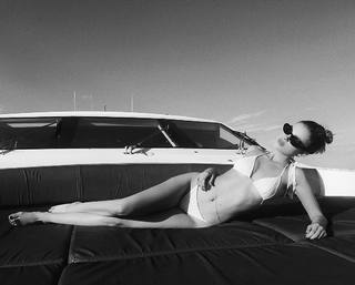 Nicola Peltz Beckham feet photo thumbnail