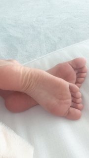 Nicola Peltz Beckham feet photo thumbnail