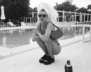 Nicola Peltz Beckham feet photo thumbnail