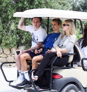 Nicola Peltz Beckham feet photo thumbnail