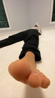 Nicola Peltz Beckham feet photo thumbnail