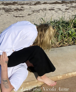 Nicola Peltz Beckham feet photo thumbnail