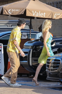 Nicola Peltz Beckham feet photo thumbnail