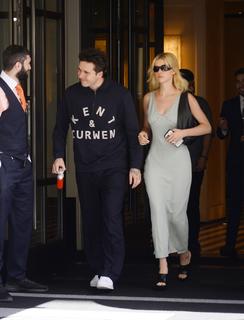 Nicola Peltz Beckham feet photo thumbnail