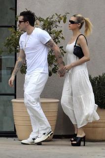 Nicola Peltz Beckham feet photo thumbnail