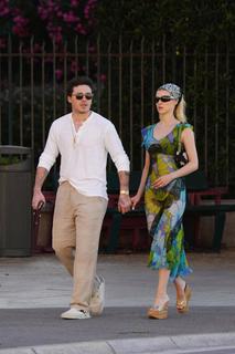 Nicola Peltz Beckham feet photo thumbnail