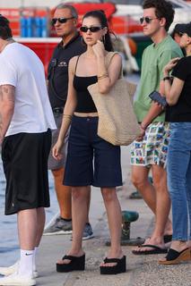 Nicola Peltz Beckham feet photo thumbnail