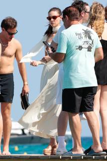 Nicola Peltz Beckham feet photo thumbnail