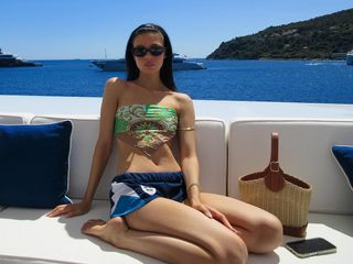 Nicola Peltz Beckham feet photo thumbnail