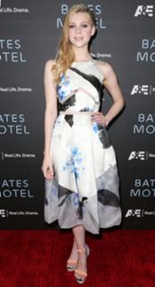 Nicola Peltz Beckham feet photo thumbnail