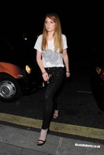 Nicola Roberts feet photo thumbnail