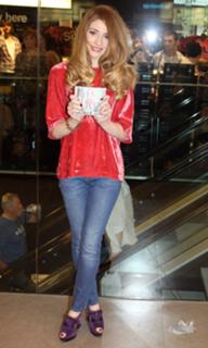 Nicola Roberts feet photo thumbnail