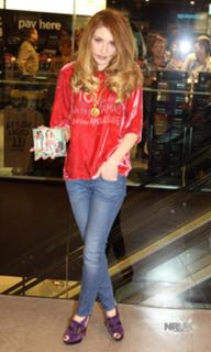 Nicola Roberts feet photo thumbnail