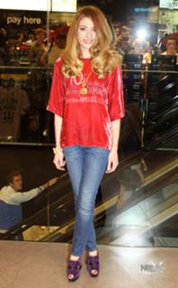 Nicola Roberts feet photo thumbnail