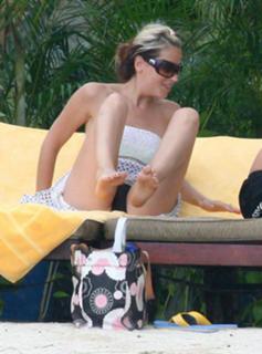 Nicole Appleton feet photo 3