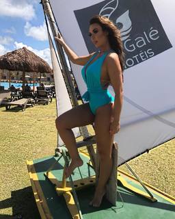 Nicole Bahls feet photo thumbnail