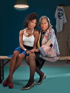 Nicole Beharie feet photo thumbnail