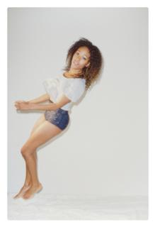 Nicole Beharie feet photo thumbnail