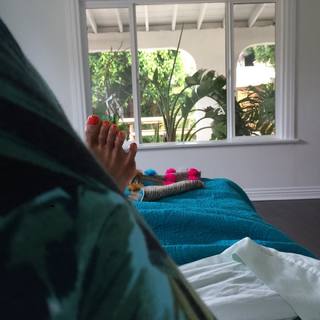 Nicole Beharie feet photo thumbnail