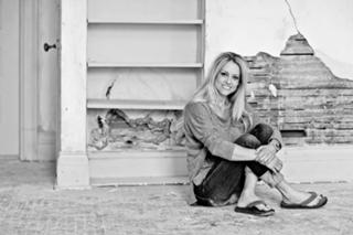 Nicole Curtis feet photo thumbnail