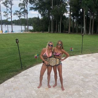 Nicole Curtis feet photo thumbnail