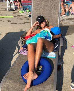 Nicole Curtis feet photo thumbnail