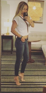 Nicole Curtis feet photo thumbnail