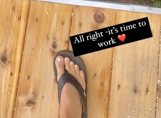 Nicole Curtis feet photo thumbnail