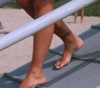 Nicole Eggert feet photo 3