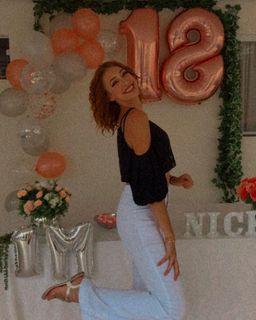 Nicole Louise feet photo 1