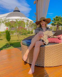 Nicole Louise feet photo 3