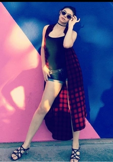 Nicole Maines feet photo 17