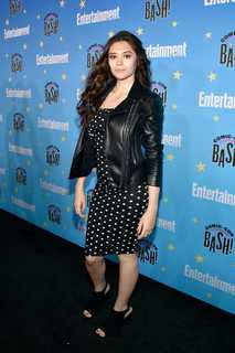 Nicole Maines feet photo 13