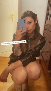 Nicole Maines feet photo 1